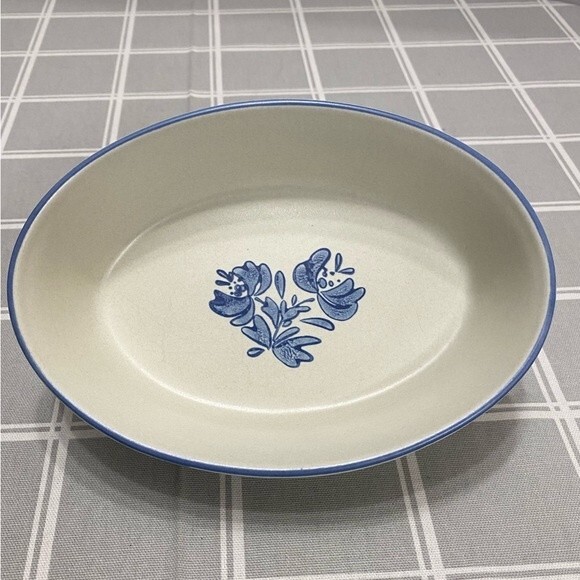Yorktowne by PFALTZGRAFF 8" Oval Baker Stoneware Tan Blue Trim Flower Pattern - Picture 1 of 3